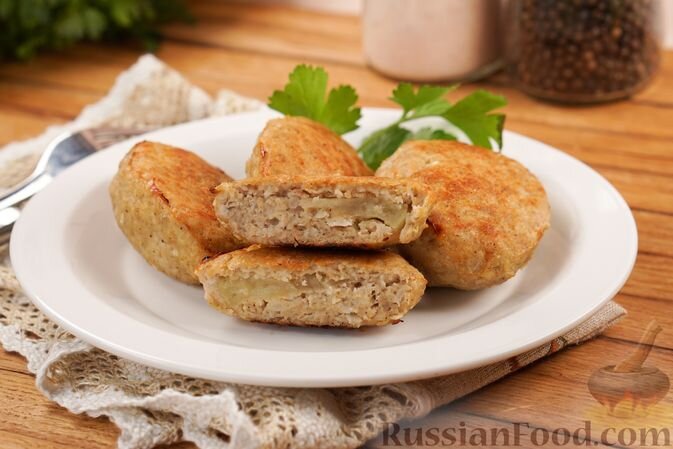 куриное филе, яблоки, лук репчатый, яйца, крупа манная, соль, перец чёрный молотый