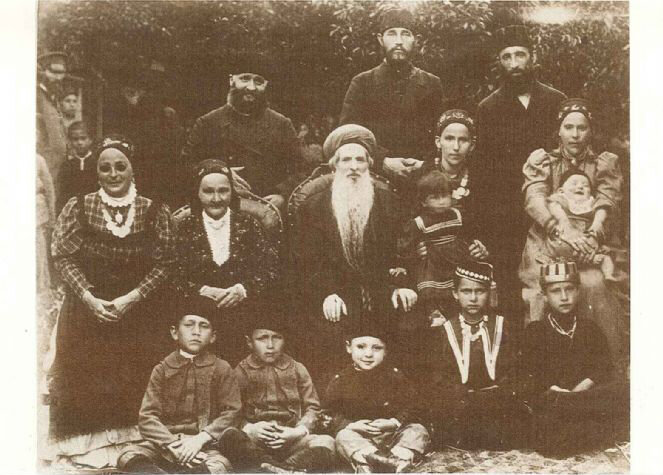 Хахам Медини (в центре) в окружении семьи.