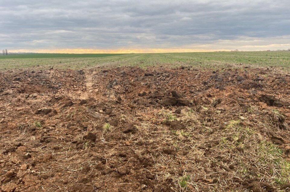     БПЛА упал прямо в поле. Фото: Олег Крючков/ telegram