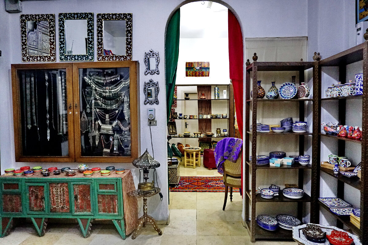 Слева на фото стенд со старинным бедуинским серебром в крафтцентре Alaydi, Амман