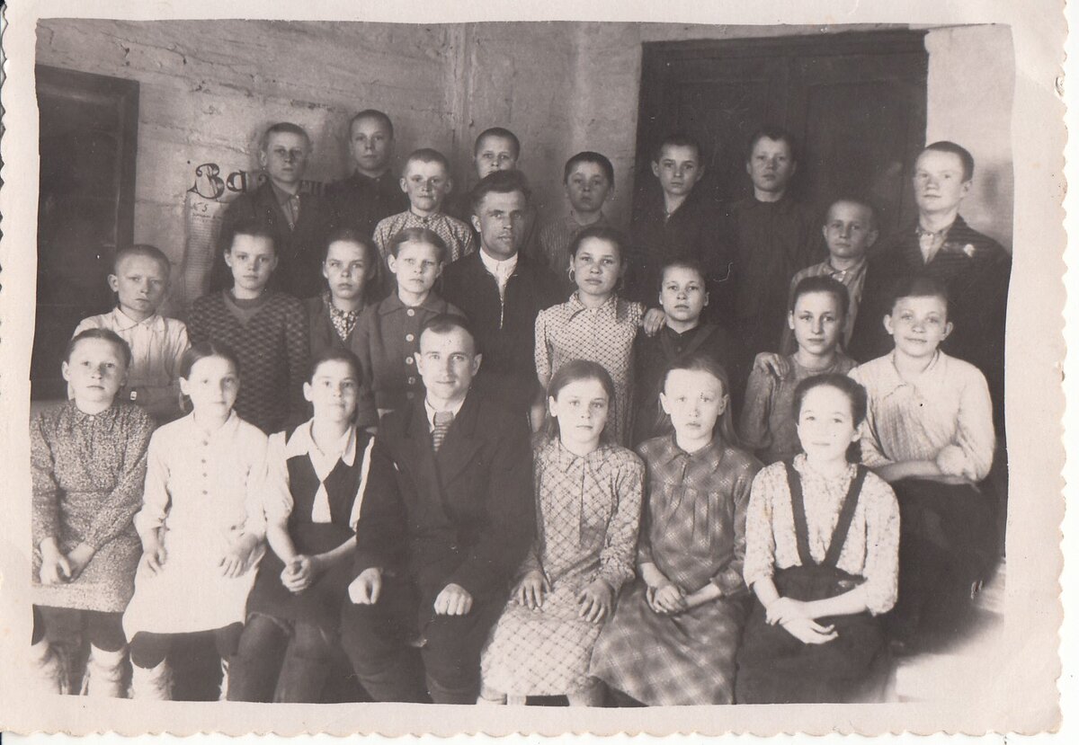                                             Второй ряд третья справа - Галинка.