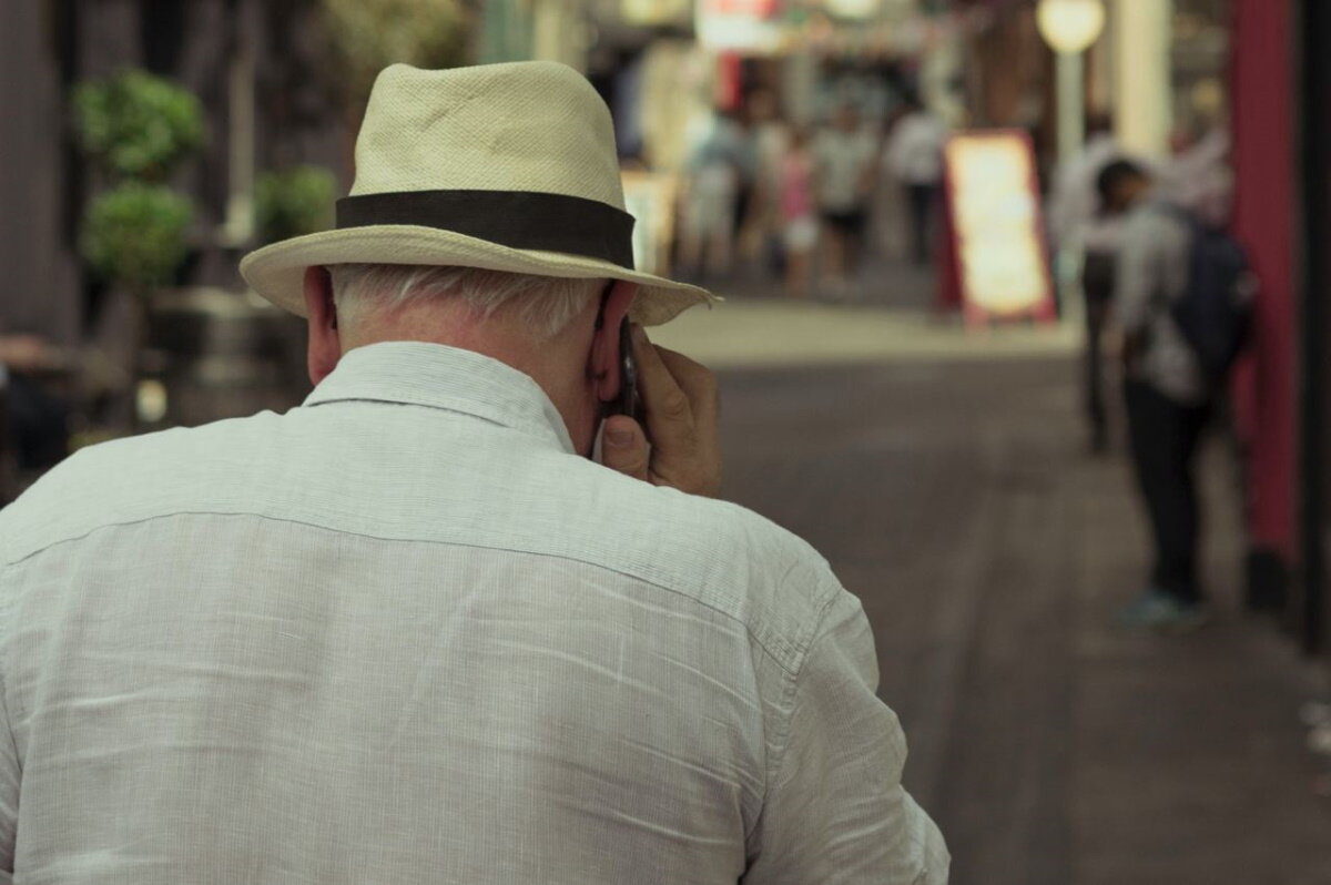    Люди старшего возраста чаще всего страдают от телефонного мошенничества. Поделитесь с ними этой статьей. Источник: Unsplash.com