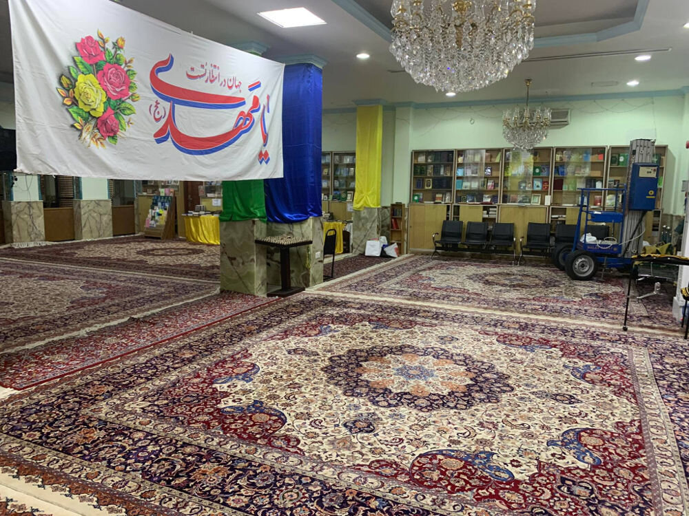 Иранская мечеть Имама Хусейна в Дубае. Холл с библиотекой 