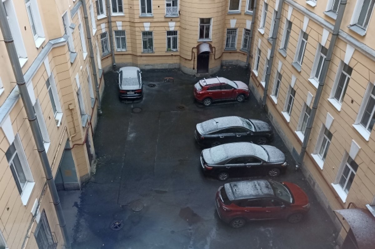    На благоустройство петербургских дворов выделили свыше миллиарда рублей