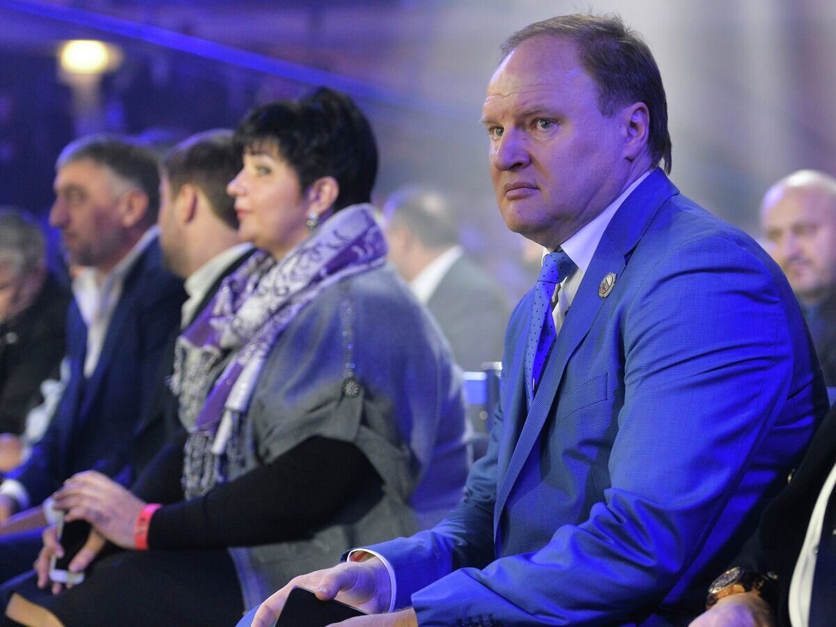    Промоутер Владимир Хрюнов наблюдает за ходом боксерских поединков.© РИА Новости / Владимир Астапкович