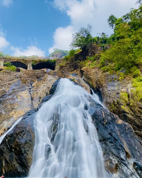 Водопад Дудхсагар или «молочный океан» высотой почти 300 м
