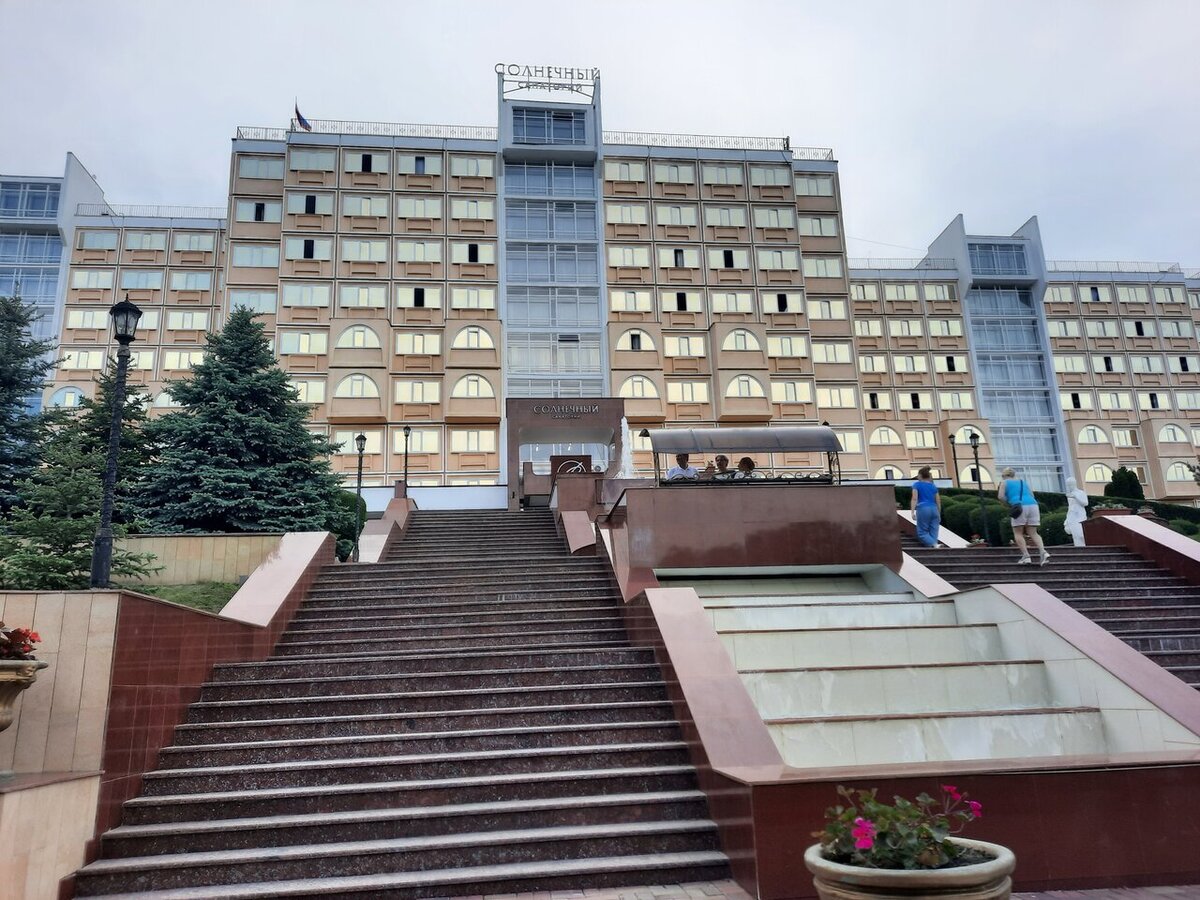 Главный вход санаторий "Солнечный". Фото: https://yandex.ru/maps Алексей В.
