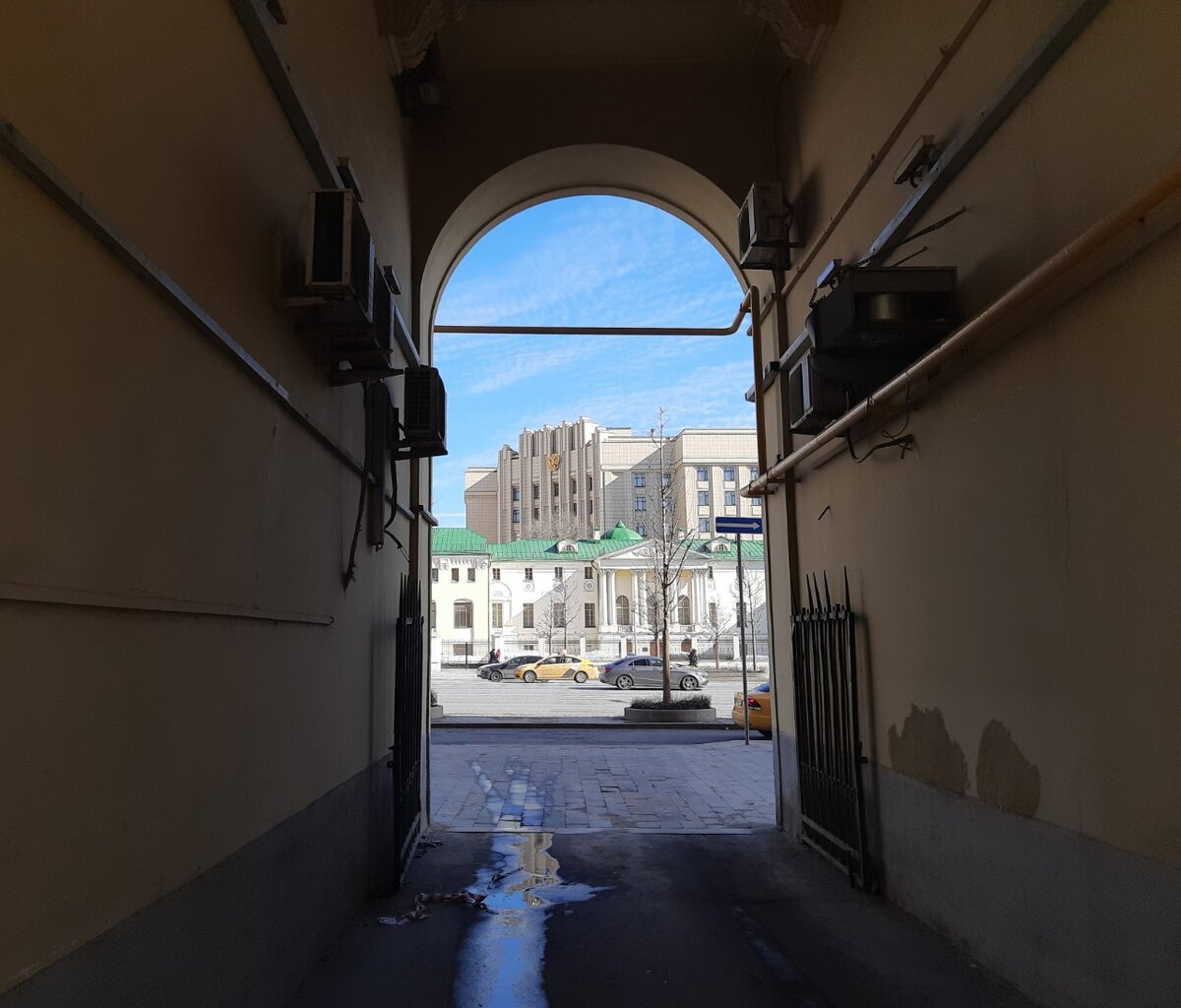 Арка в полдень