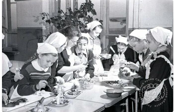 СССР, урок труда. Изображение из открытых источников. 