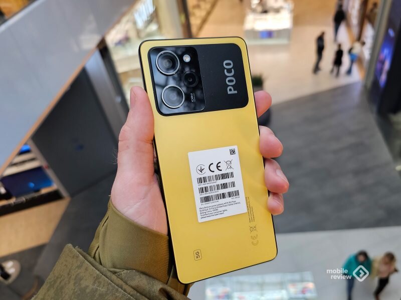 POCO молодцы. Сохранили фирменный желтый цвет, но слегка его притушили, чтобы смартфон не смотрелся чересчур кричащим.