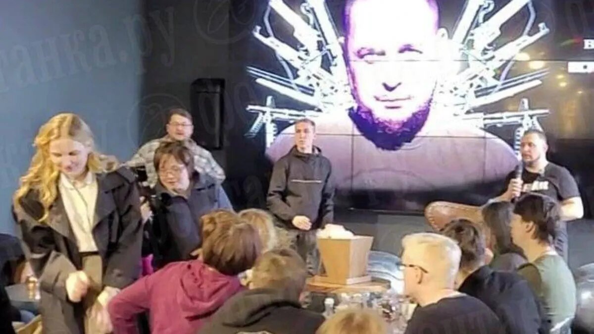  Дарья Трепова -блондинка, уходит, вручив коробку-подарок.  фото: картинки  яндекса. 