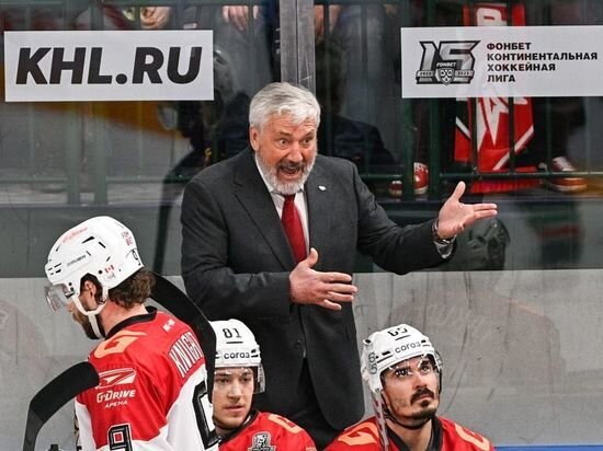     Михаил Кравец и его игроки в первом матче с "Ак Барсом". Фото пресс-службы ХК "Авангард"