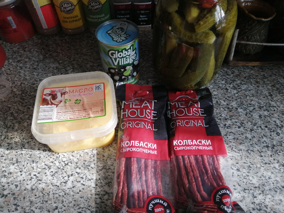 Здесь не все ингредиенты, ещё луковица, морковь, 3 небольшие картошки, перловка, специи по вкусу. У меня это смесь перцев, паприка, хмели-сунели, уцхо-сунели, свежемолотый перец (смесь из мельнички). 