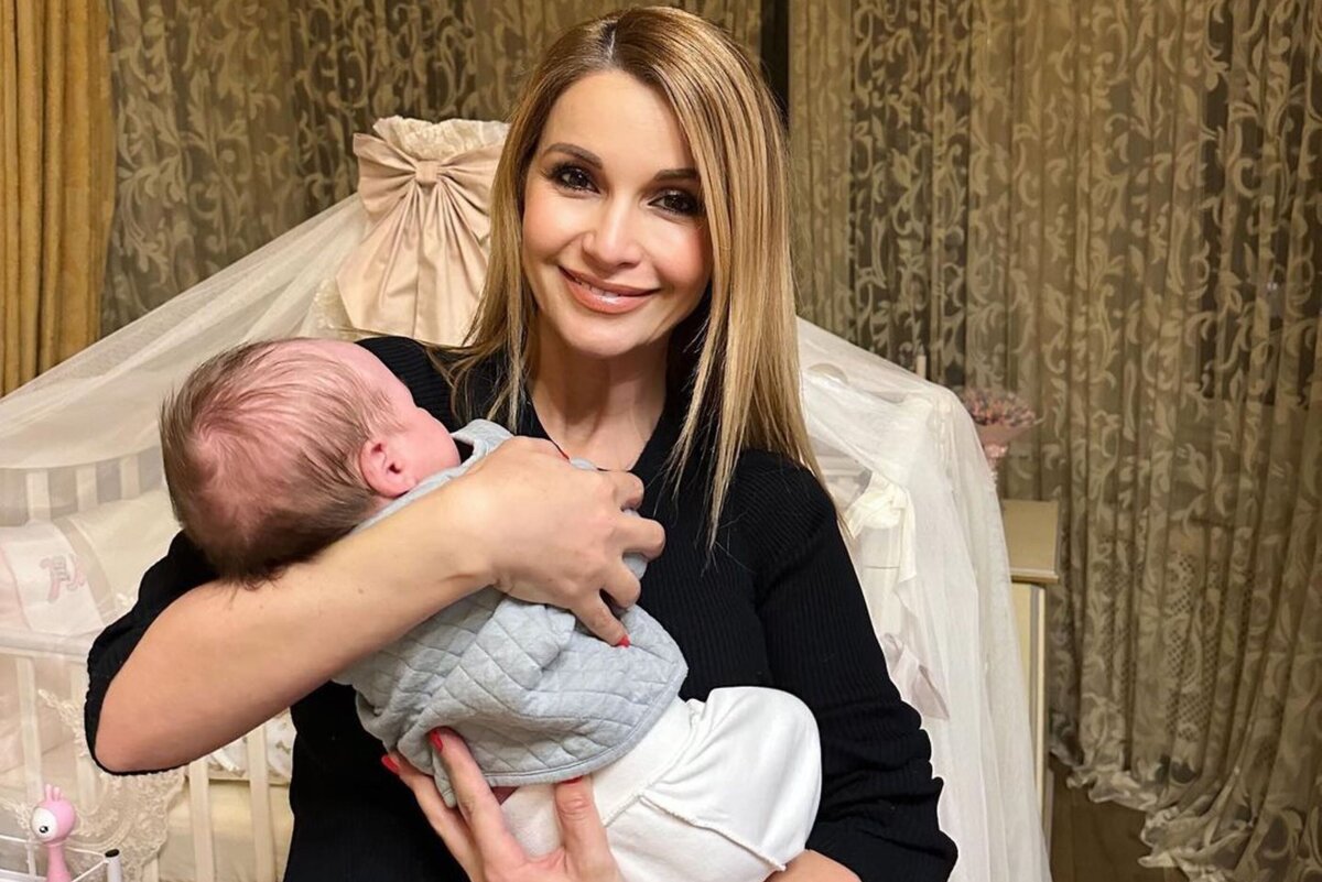     «Особо одаренные считают, что я рисую ее в фотошопе»: Ольга Орлова обнажила живот с послеродовой полоской