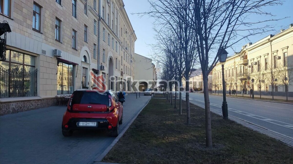     Житель Казани оставил свой автомобиль на тротуаре рядом с домом №2А/4 по улице Кремлевская — напротив расположено здание министерства образования и науки Татарстана, а неподалеку — мэрия города.