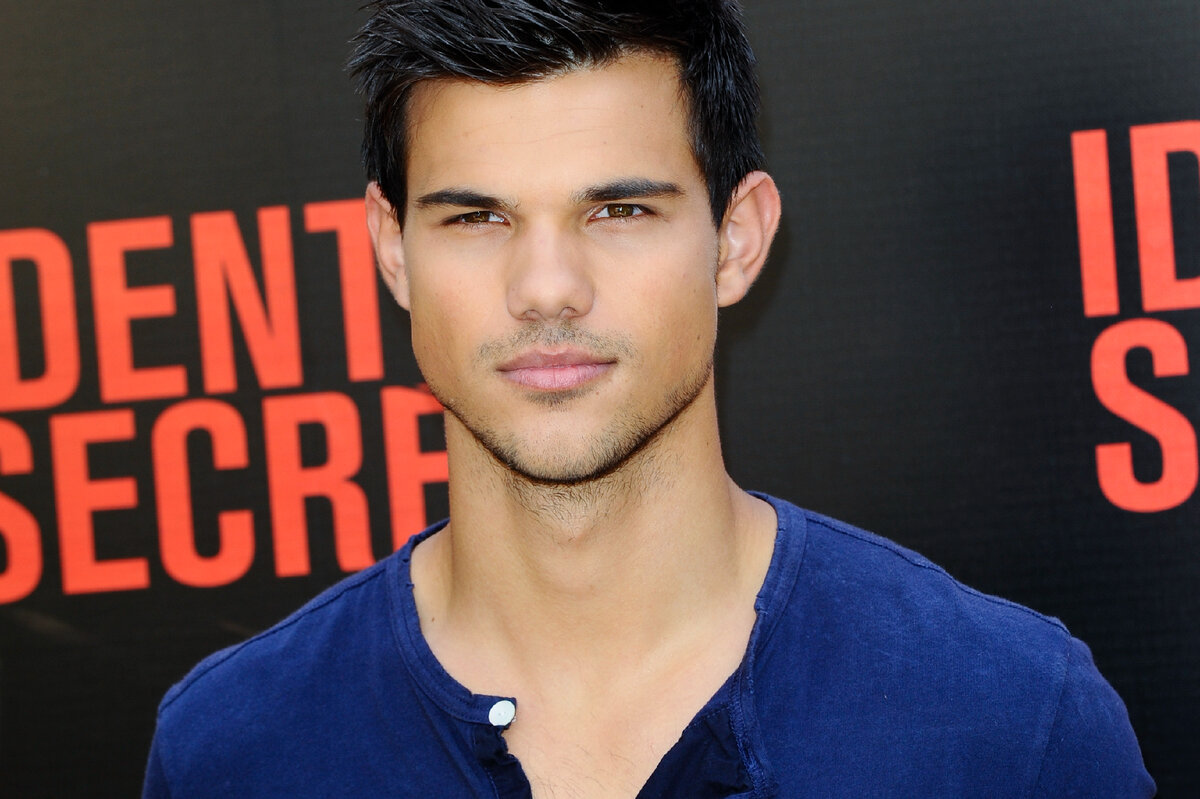 Фото из Сети. Тейлор Лотнер (Джейкоб, сага "Сумерки" - моя любимая сага о вампирах и оборотнях)