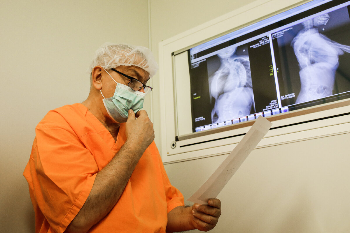 Хирурги не могут вылечить сколиоз, но могут исправить деформацию