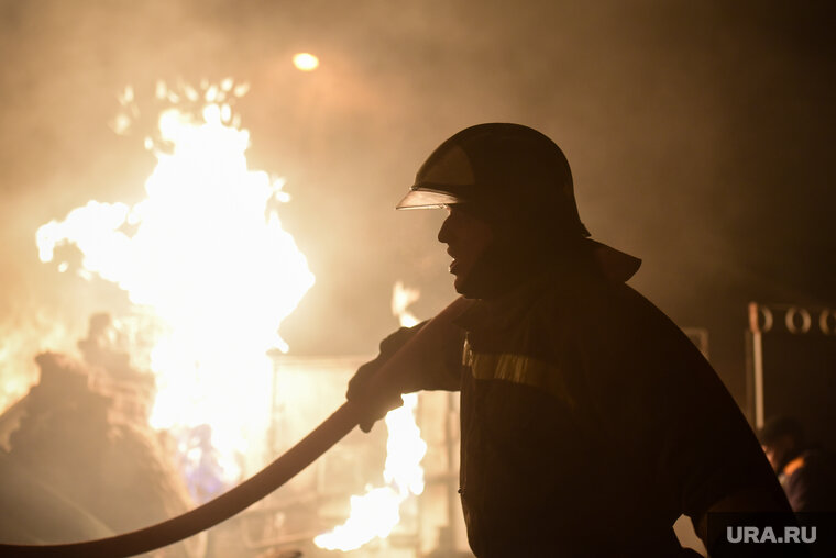    В Невьянске спасателям пришлось везти воду к горящим домам с расстояния 1,5 километров