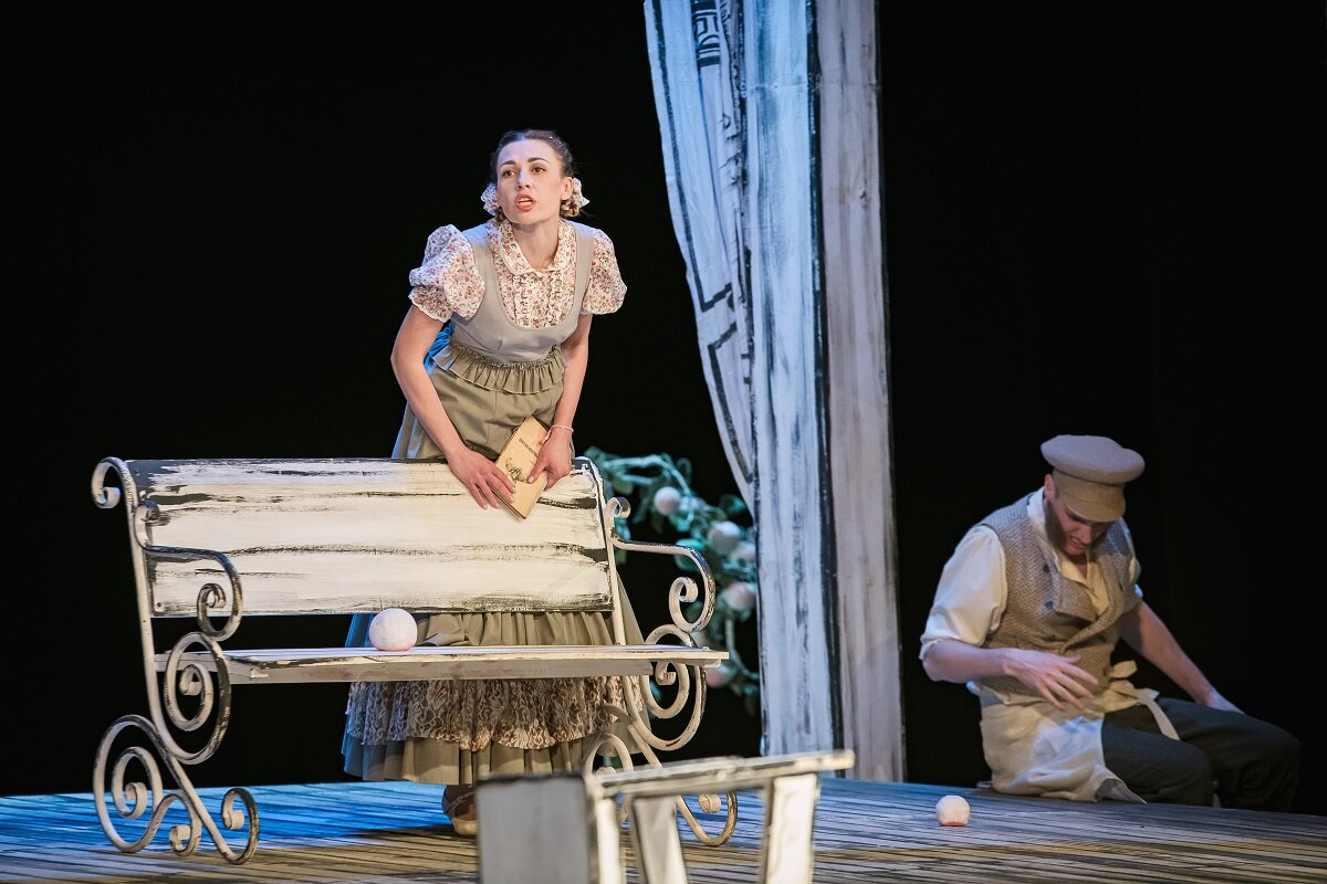     Донецкий театр представил в Сургуте комедию «Наливные яблоки»: как это было