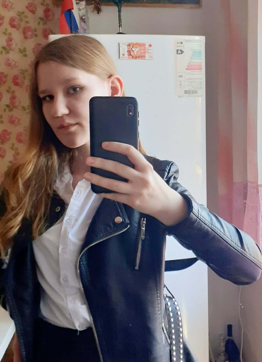 Ну как такой дверь не открыть и курточку не подать?))))