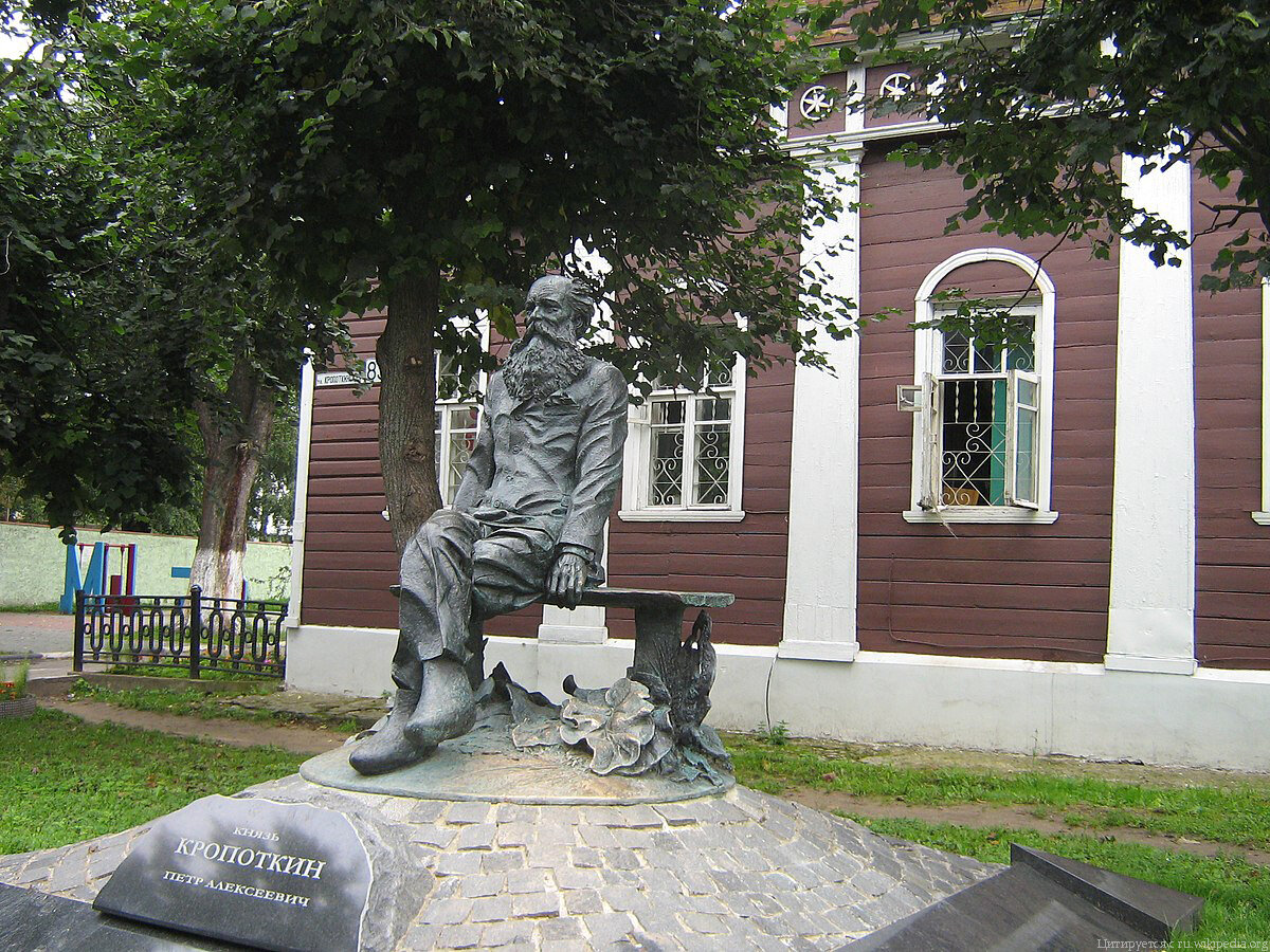 Дом Новоселова в Дмитрове, Московская область, памятник П. Кропоткину, фото 2006 года