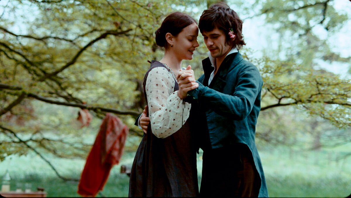 Китс (Бен Уишоу) и Фанни (Эбби Корниш)