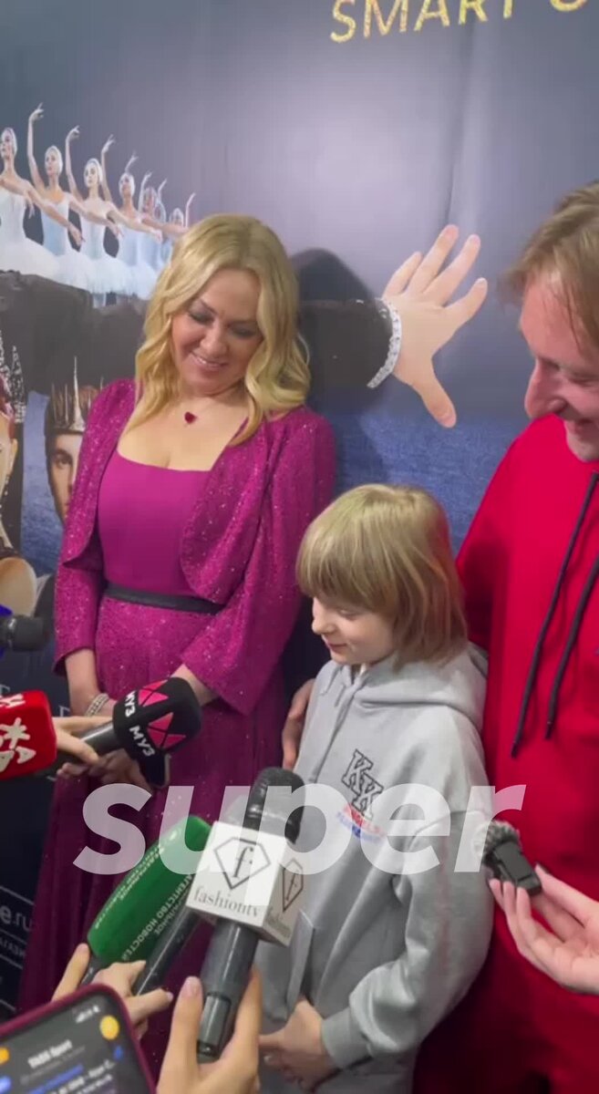    Яна Рудковская с мужем Евгением Плющенко и сыном Сашей Видео: Super