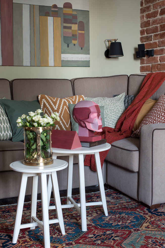 Листайте галерею. Диван выполнили на заказ по индивидуальным параметрам, он отлично подходит для людей с высоким ростом. Яркая картина над ним вносит фактуру состаренного дерева.