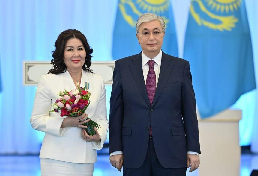 Бибигуль Дандыгараева с Касым-Жомартом Токаевым / Фото Акорда