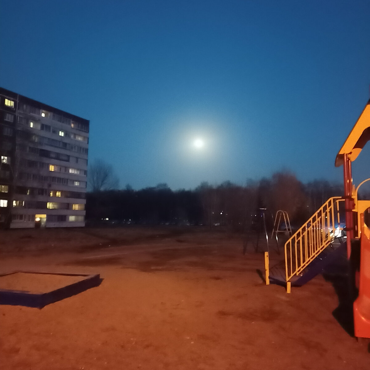 Жизнь в декретном отпуске. Фото мое. Сделана неделю назад. Ночь и луна.