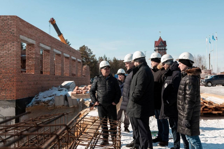    На данный момент производится кладка стен первой и третьей секции поликлиники