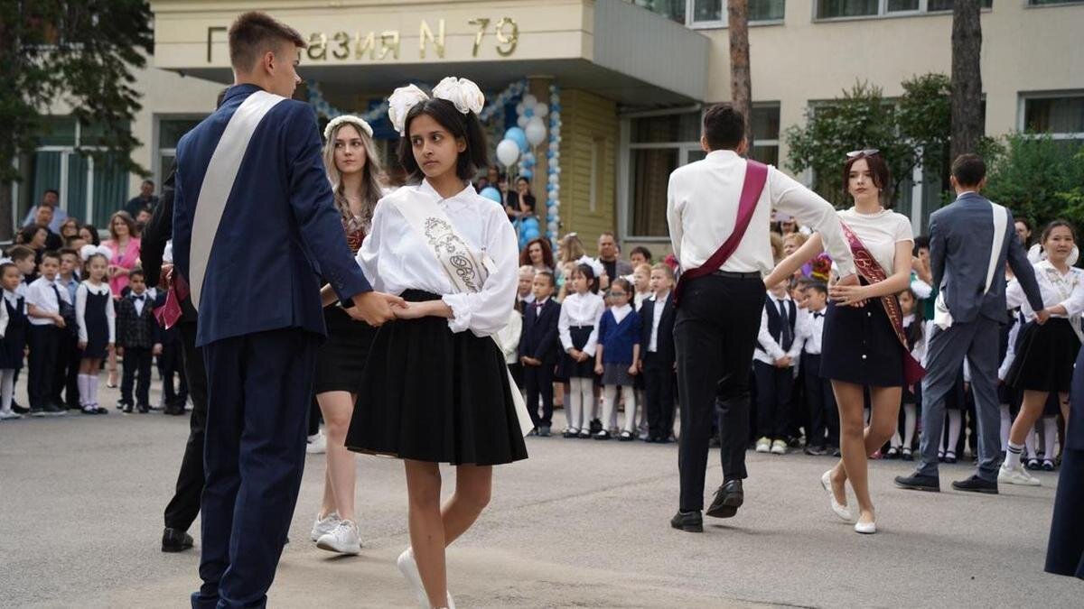    Линейка в школе:NUR.KZ/Владимир Третьяков