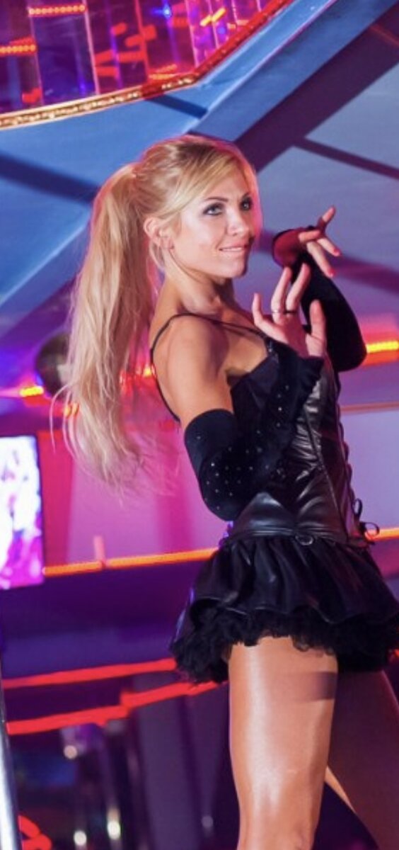 На фото с наращенными волосами,свои короткие, поэтому хвост, чтобы не топорщились волосы на макушке.