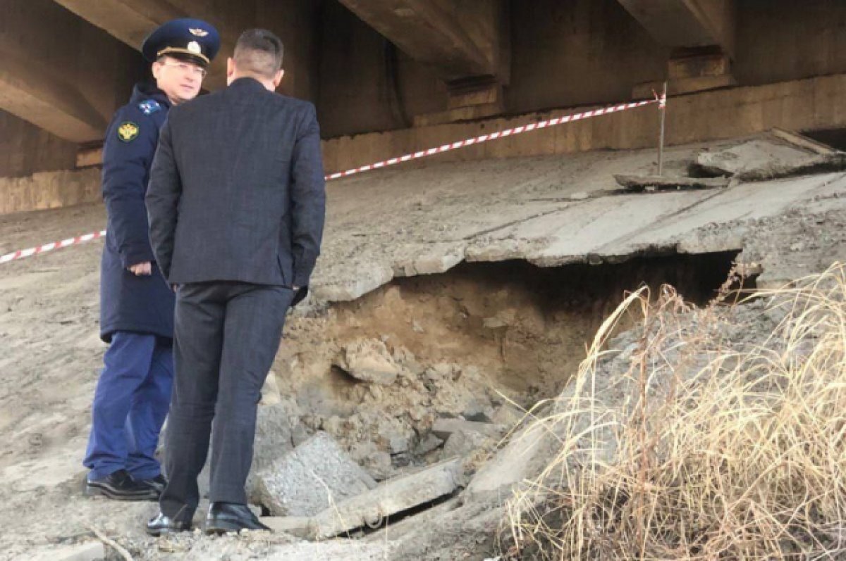    Разруха не только в клозетах. Весной многое расцветает и кое-что рушится