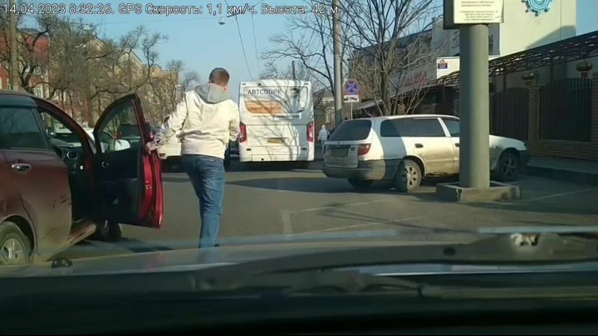     Авария с погоней произошла во Владивостоке. Водитель, чью машину зацепили, выбежал прямо на проезжую часть и помчался за виновником.