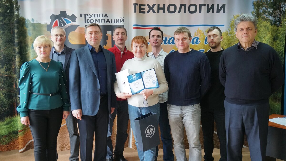 Группа обучающихся по программе «Эксплуатация передвижной дорожной лаборатории» с руководством  «ГК СДТ»