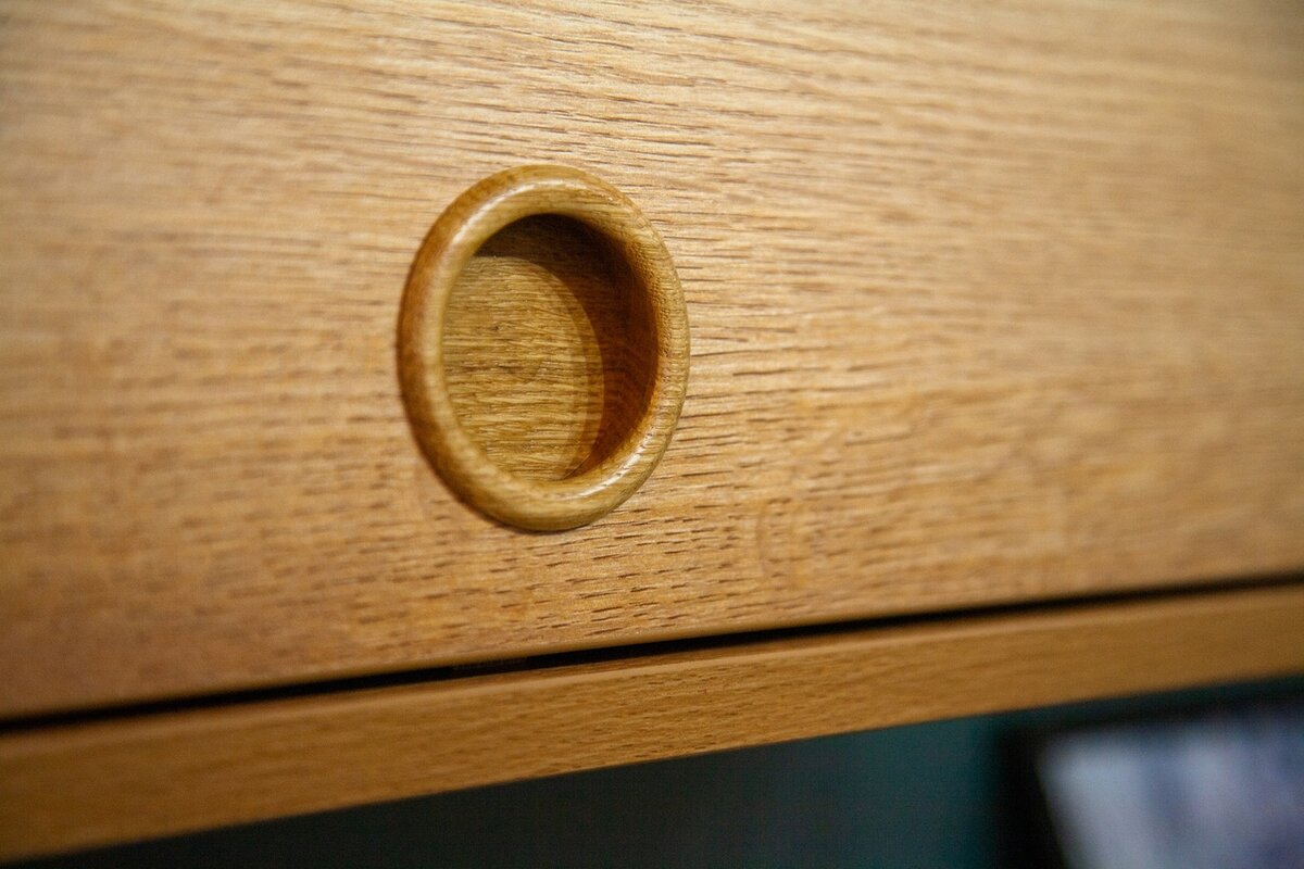 Ручки и декоративные торцевые накладки из натурального дуба