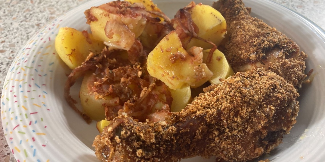 Хрустящая курица с картошкой в духовке. Рецепт запеченных в панировочных сухарях куриных бедер и голеней