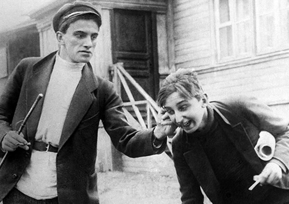 Кадр из фильма «Барышня и хулиган» (1918). https://vatnikstan.ru/culture/1918_movies/
