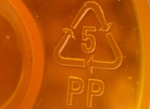 Цифра в треугольнике на пластиковом изделии говорит о группе токсичности пластика.