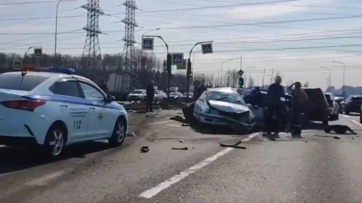 В Санкт-Петербурге фура протаранила девять легковых автомобилей | НОВЫЕ  ИЗВЕСТИЯ | Дзен