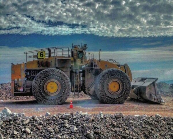 Сверхмощный двигатель этого бульдозера совершает огромную работу, в то время как сама машина, по факту, никуда не едет. Фото: Foursquare.com