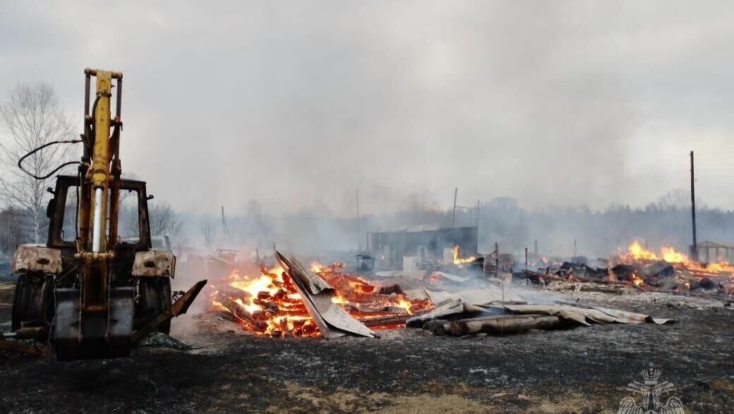     Огонь с пала сухой растительности, предварительно, перешел на строения в деревне Прудовские Воскресенского округа. Об этом рассказали в пресс-службе ГУ МЧС России по Нижегородской области.