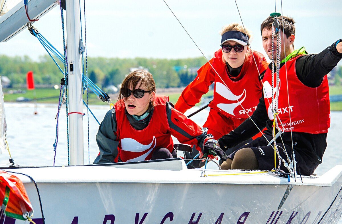 Занятие на яхте с инструктором проводится в группе – 2-3 человек. Длительность занятия – 2 часа. Занятие могут проводиться в виде ознакомительного выхода для новичков и тренировки для учеников парусной школы.