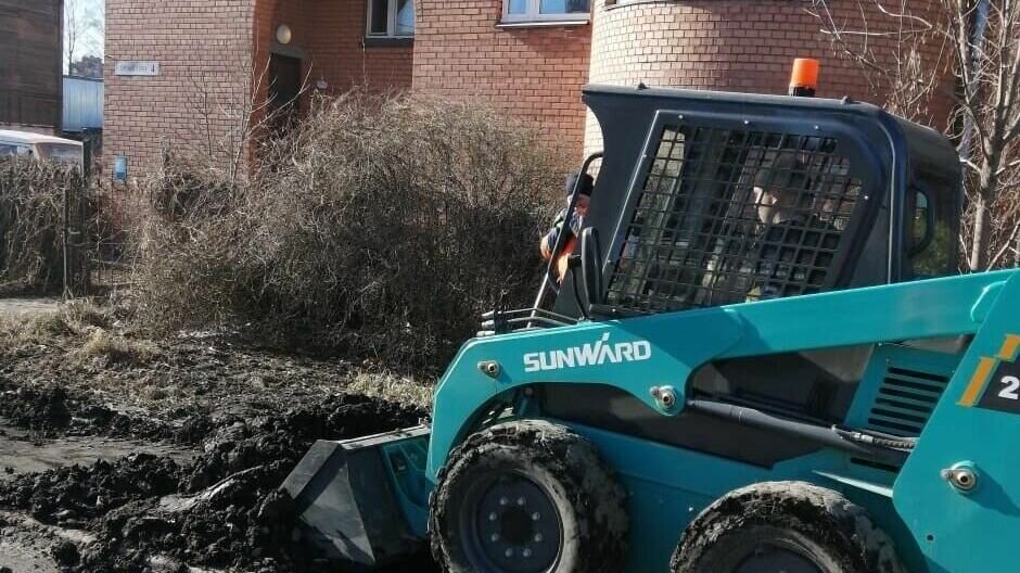     Петрозаводчане вечно жалуются на грязь и пыль на улицах города. В мэрии при этом отчитываются об уборке, игнорируя возмущения горожан.