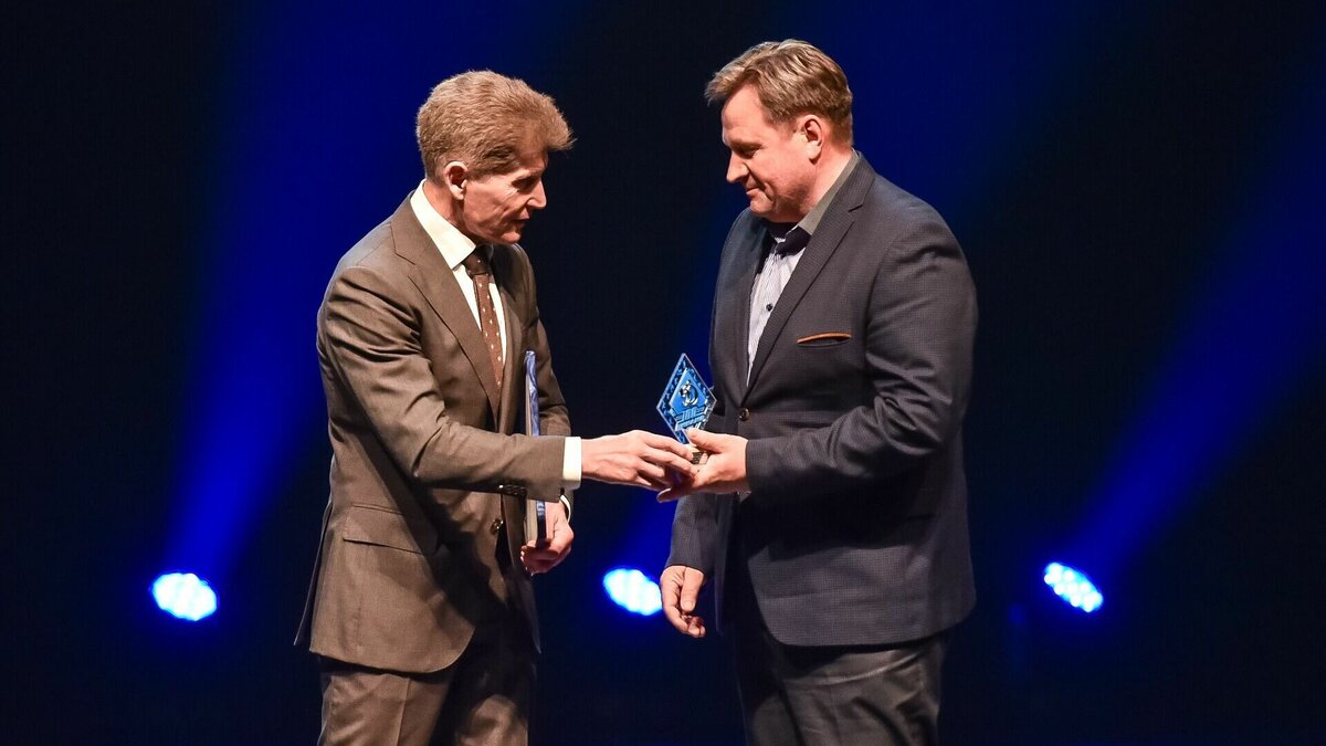     100-летний юбилей Всероссийского физкультурно-спортивного общества «Динамо» торжественно отметили во Владивостоке. Благодарственное письмо представителю Группы Компаний «Аква-Ресурсы» Игорю Ефименко вручил губернатор Приморского края, член президиума ПРОГО ВФСО «Динамо» Олег Кожемяко.