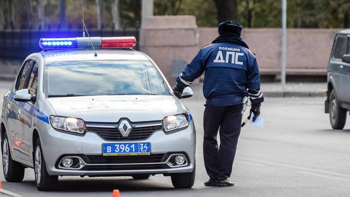     На 38-летнего экс-командира батальона ДПС завели уголовное дело в Волгоградской области, сообщает региональное СУ СКР. Его уличили в крышевании бизнеса супруги — ее грузовики беспрепятственно ездили по региону с его подачи.