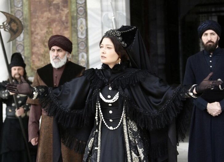 Нургюль Ешилчай в роли Валиде Кёсем Султан 