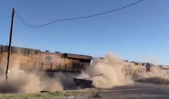 Водитель грузовика, 28-летний Хесус Гуадалупе Ларедо из Корпус-Кристи, штат Техас, смог выбраться из грузовика до того, как его разбил поезд.