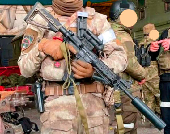 Боец силовых структур Чеченской Республики в зоне СВО. Карабин M4A1 или затюненая AR-15 (фото из открытых источников)